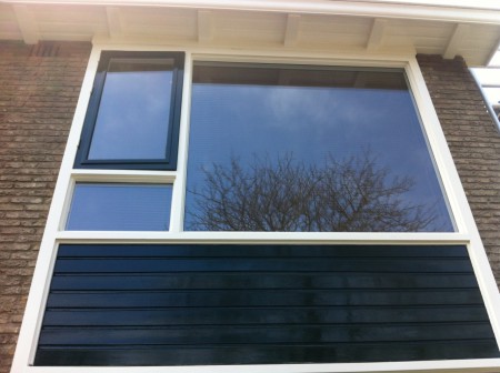 Voorzijde, hoekwoning, Abcoude, buitenschilderwerk, 1ste verdieping. In de lak