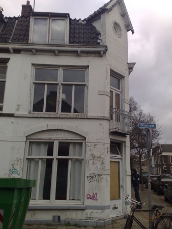Zijkant, hoekwoning, Utrecht, voordat wij eraan begonnen, butenschilderwerk
