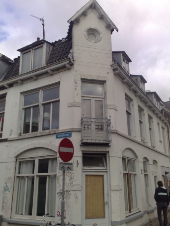 Voorzijde, hoekwoning, Utrecht, voordat wij eraan begonnen, buitenschilderwerk