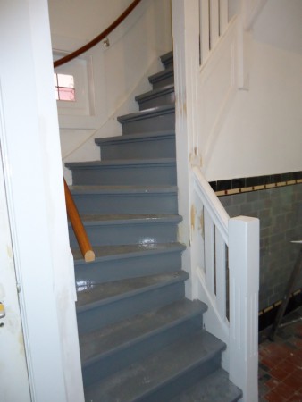 Trap alweer netjes gerepareerd en in de grondverf