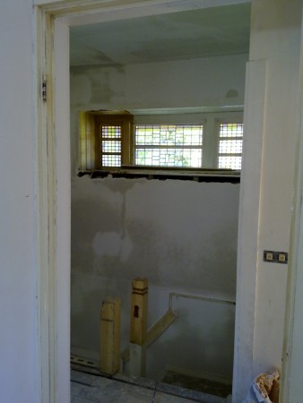 Muren trap gestuct, nu nog kozijn repareren