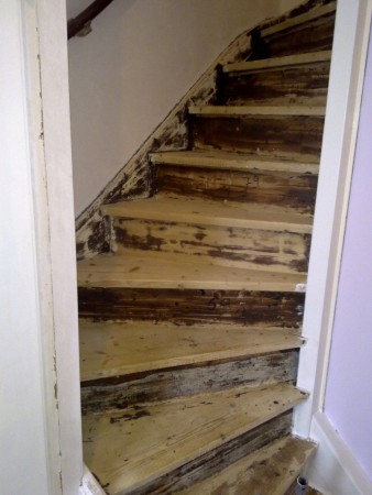 Trap ontdaan van lijmresten en geschuurd