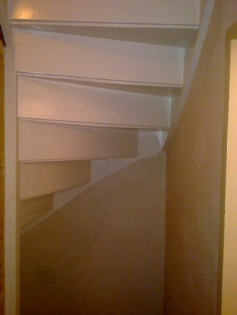 Onderkant trap weer netjes in de lak